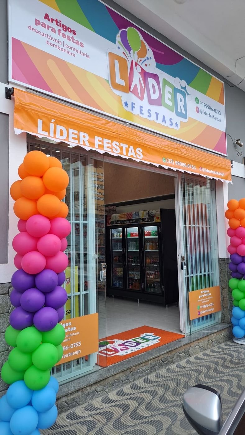 Fachada da loja Líder Festas decorada com balões coloridos em São João Nepomuceno