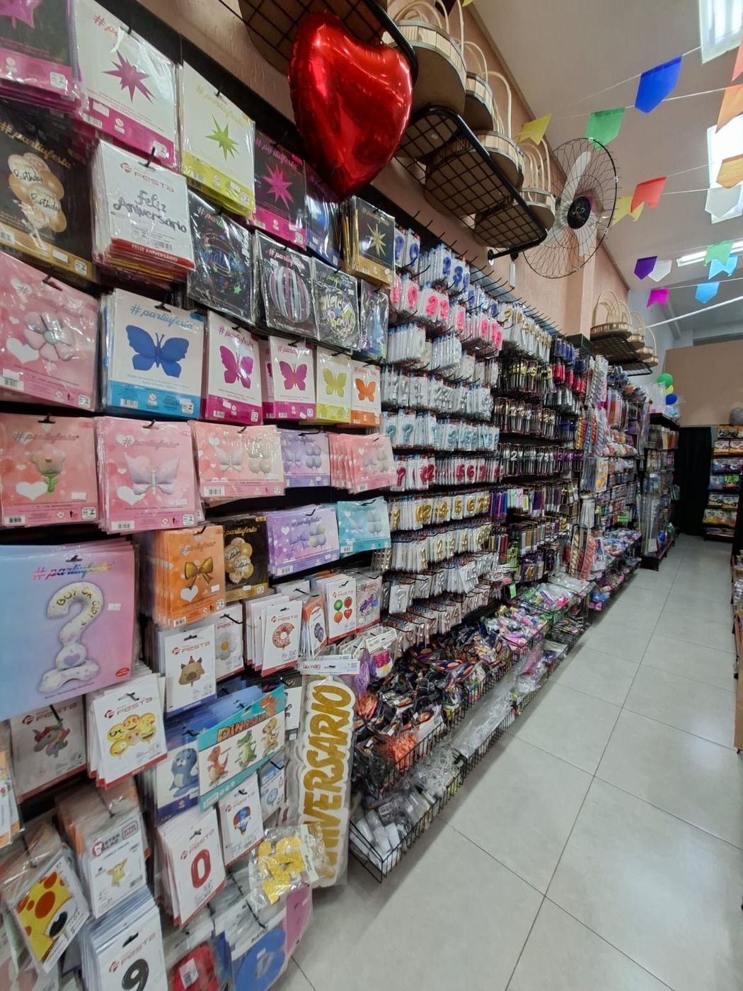 Velas de aniversário e itens decorativos para festas expostos na loja
