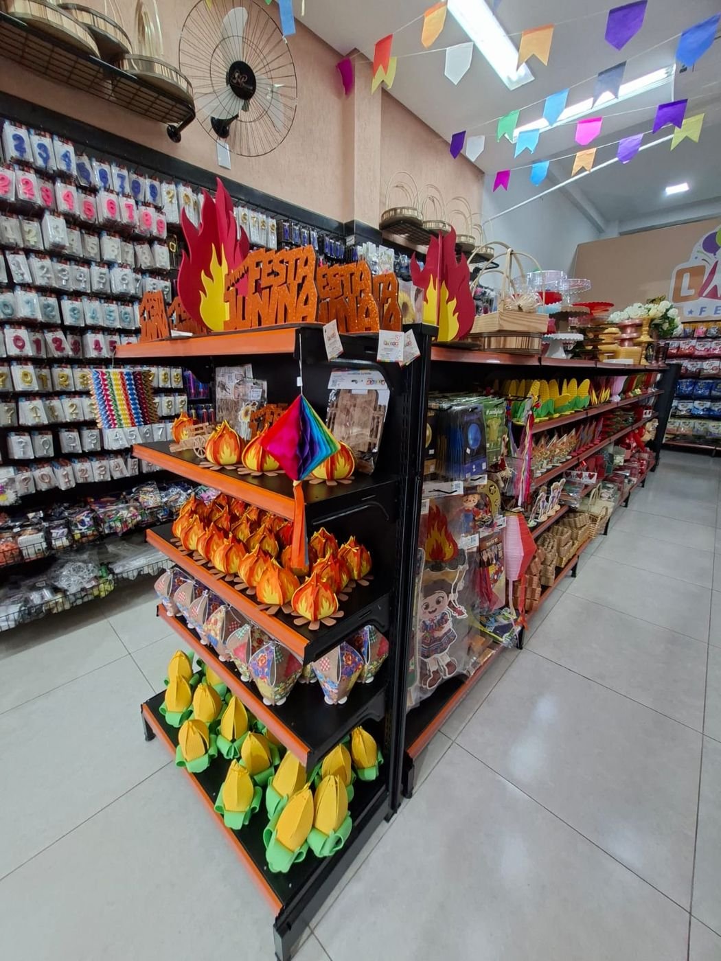 Decoração de festa junina com bandeirinhas coloridas na loja