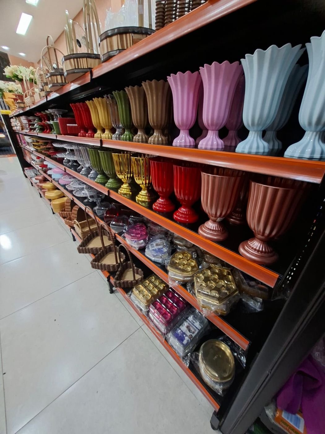 Taças, vasos e cestas decorativas em diversas cores para composição de festas